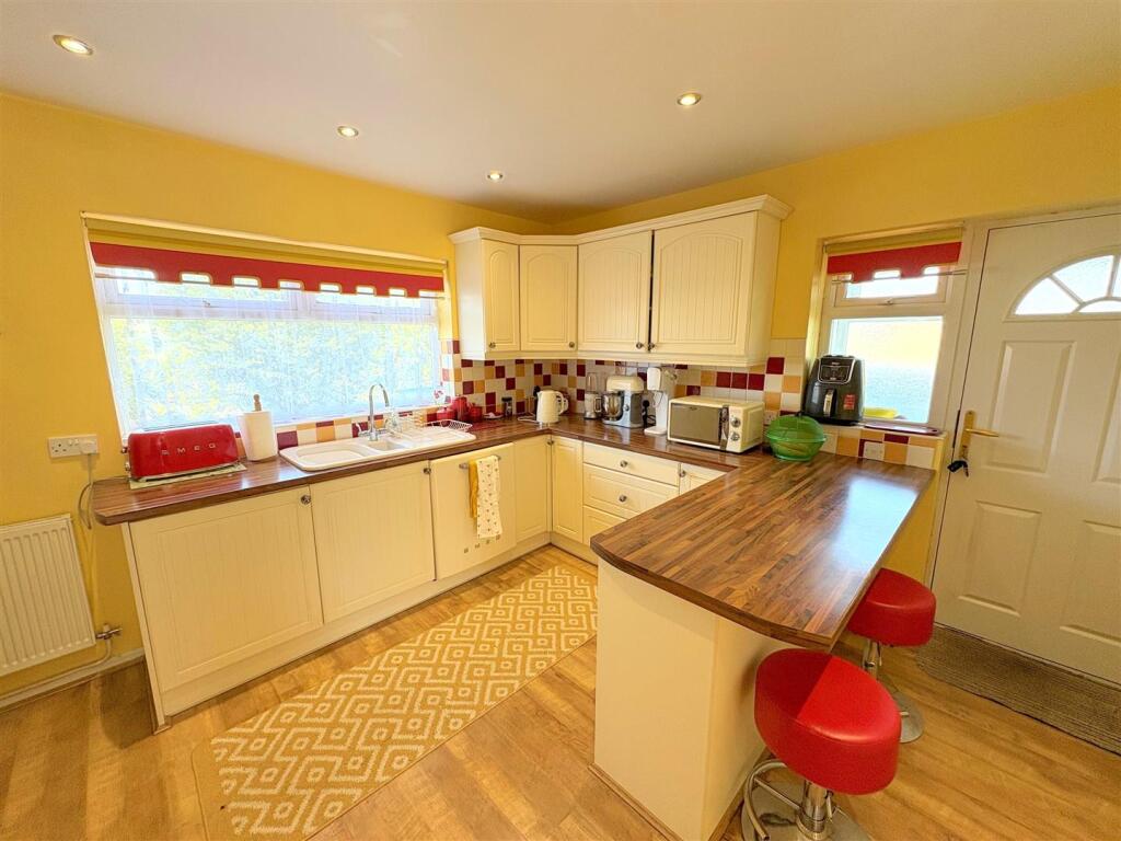 Kitchen b.jpg