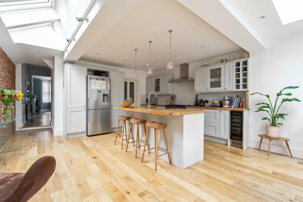 Crescent Road E18