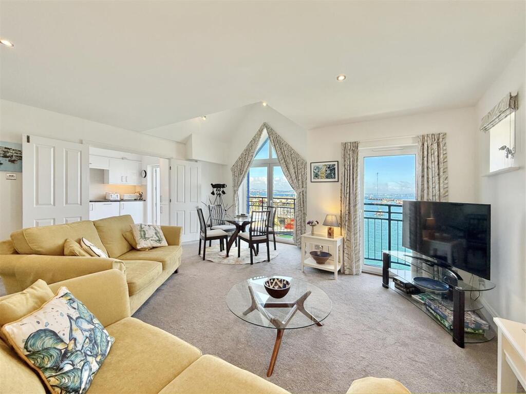 Lounge Towards Juliet Balcony.JPG