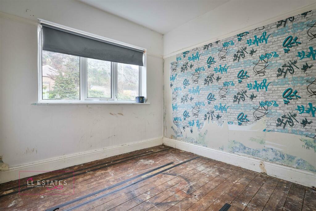 110 ffordd talargoch-38 grafiti room.jpg