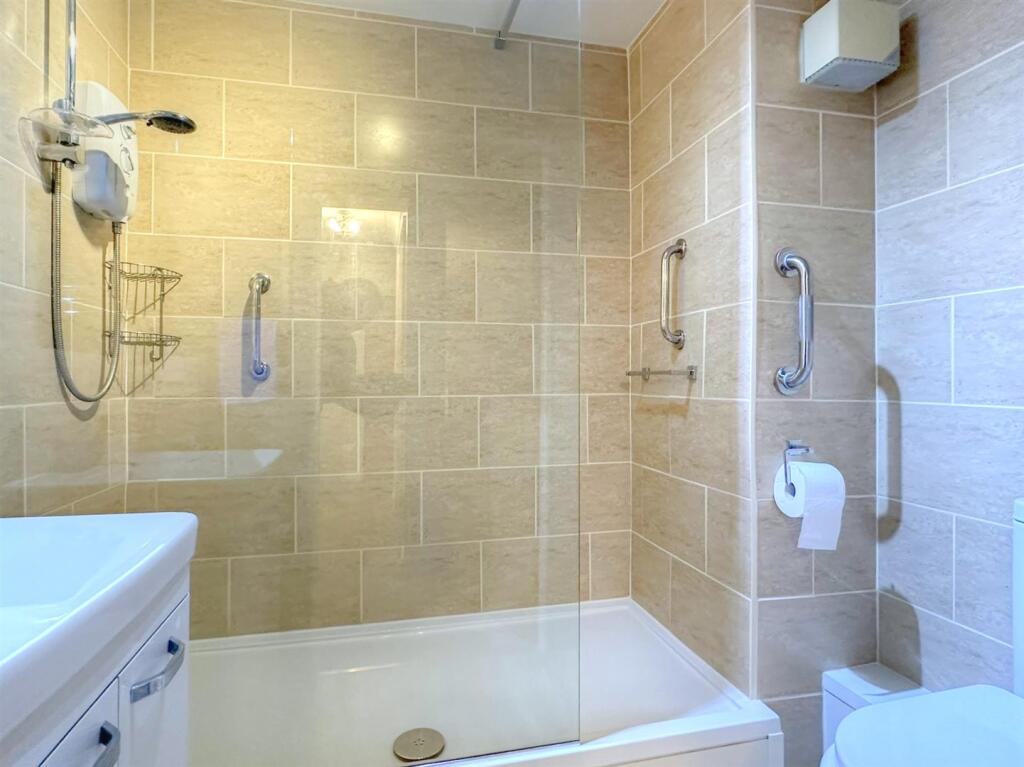 SHOWER ROOM/WC