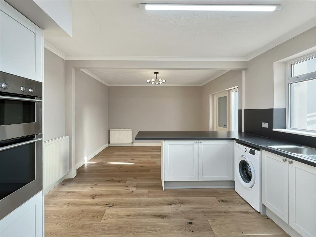 kitchen 2.jpg