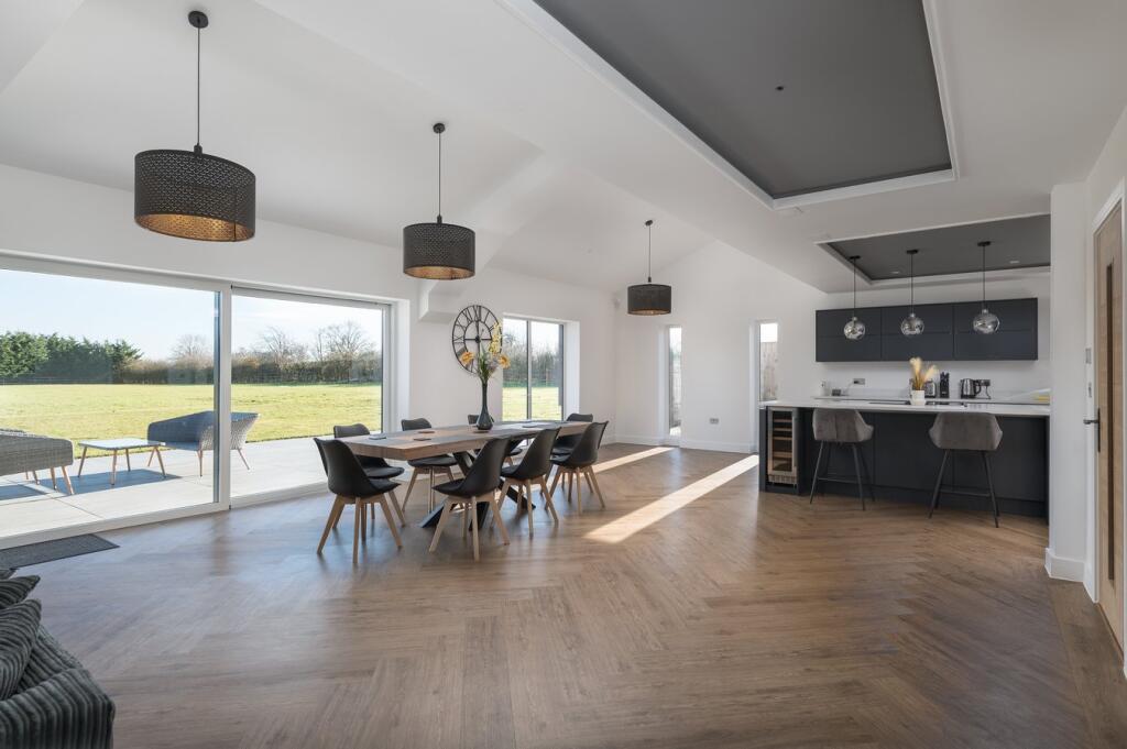 Sitting to Dining Area