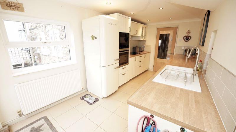 Fully fitted kitchen