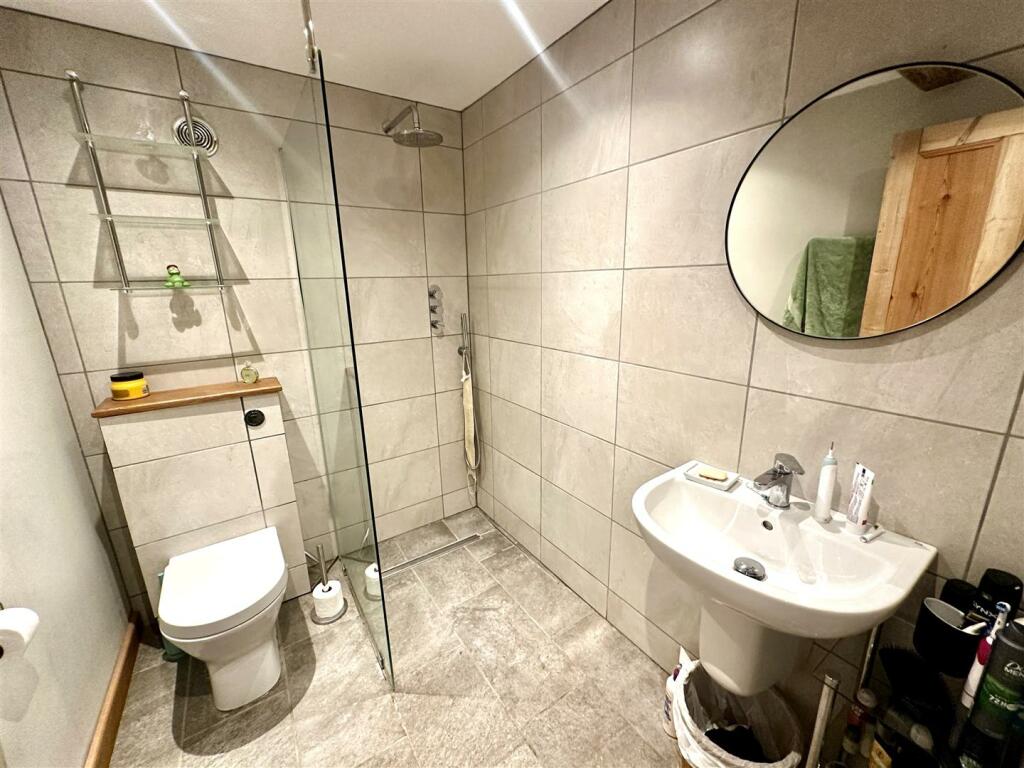 EN-SUITE SHOWER ROOM