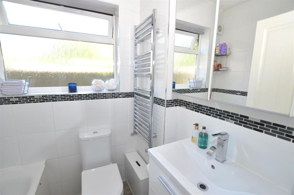 48 Bramley Close bath 2.JPG