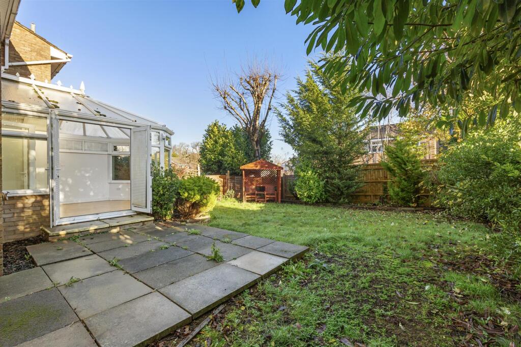 32 Campbells Ride, HP15 6TQ-12.jpg