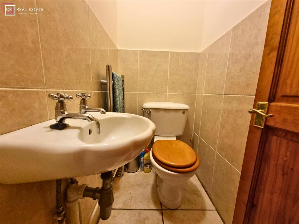 GROUND FLOOR CLOAKROOM