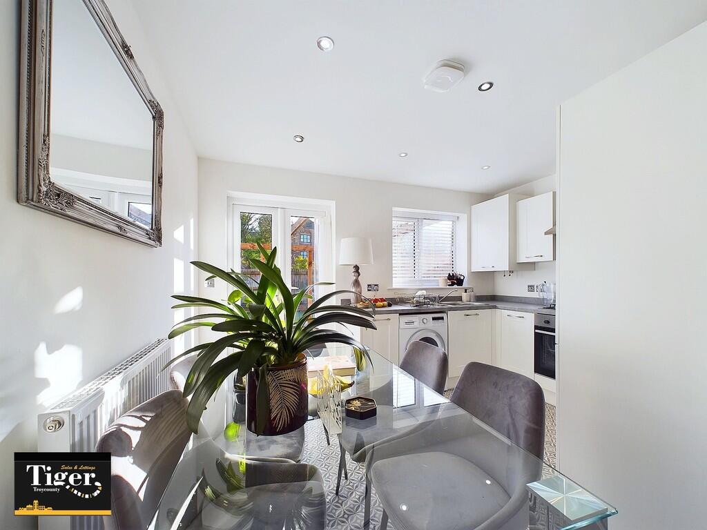 CAM02176G0-PR0452...