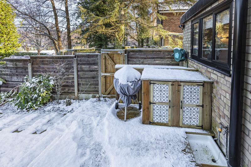 Landscaped Garden/Outdoor Kitchen