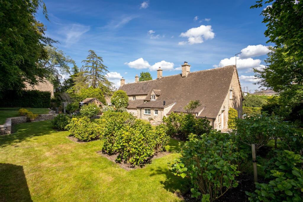 98 - 40-41 Barnsley - GL7 5EE - Web.jpg