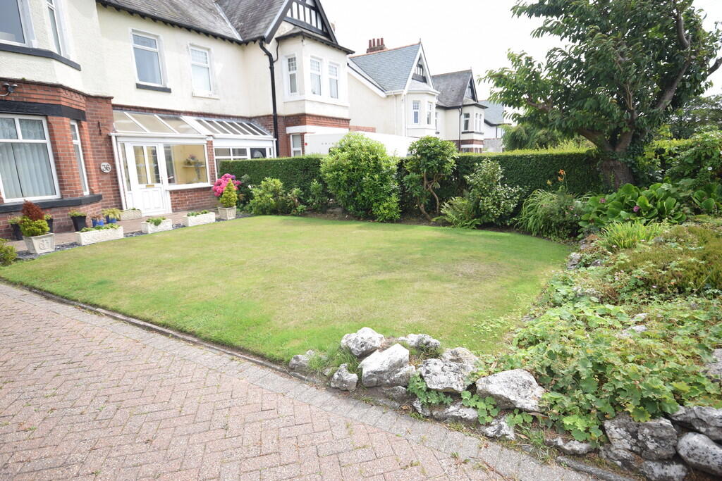 FRONT GARDEN 