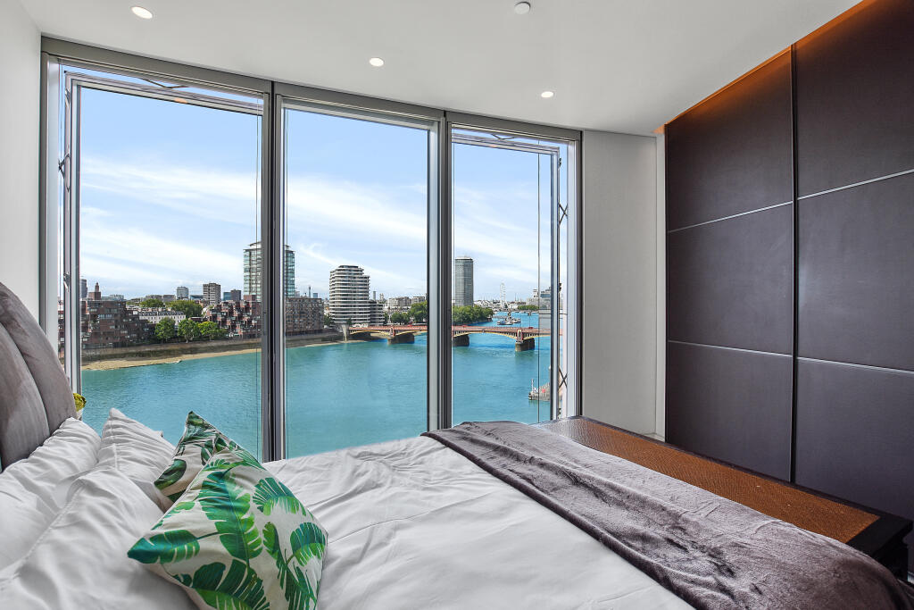 Master En-Suite Bedroom