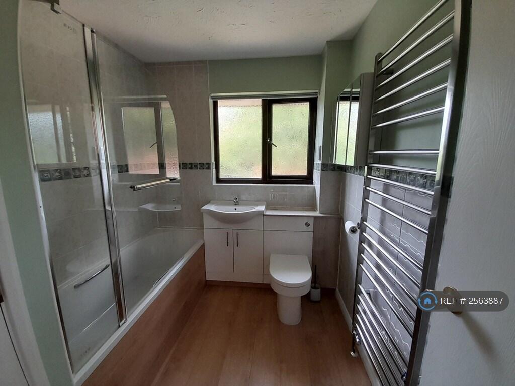Upstairs Bathroom With Airing Cupboard