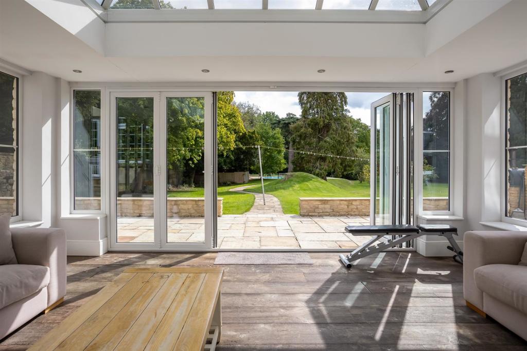 14 - Querns House - GL7 1RL - Web.jpg