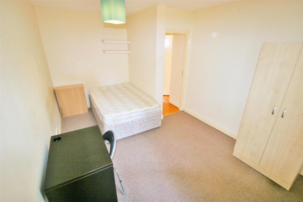 A simple and functional single bedroom featurin...