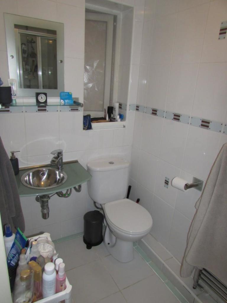 WhitewillowCl8ensuite1.JPG
