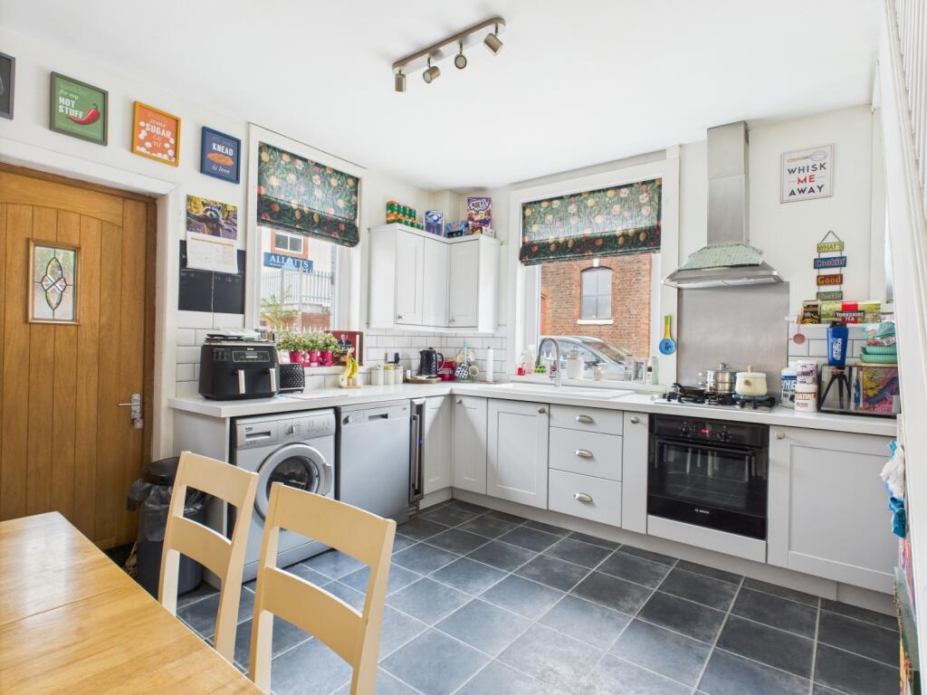 CAM03729G0-PR0103-STILL004