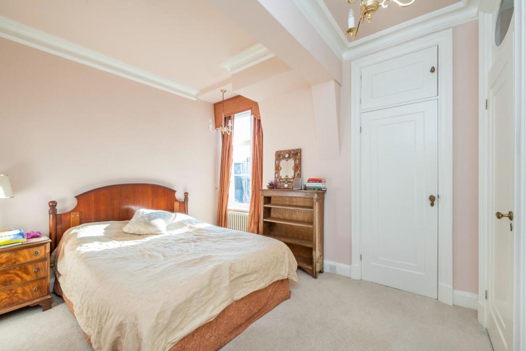 bedroom (1).jpg