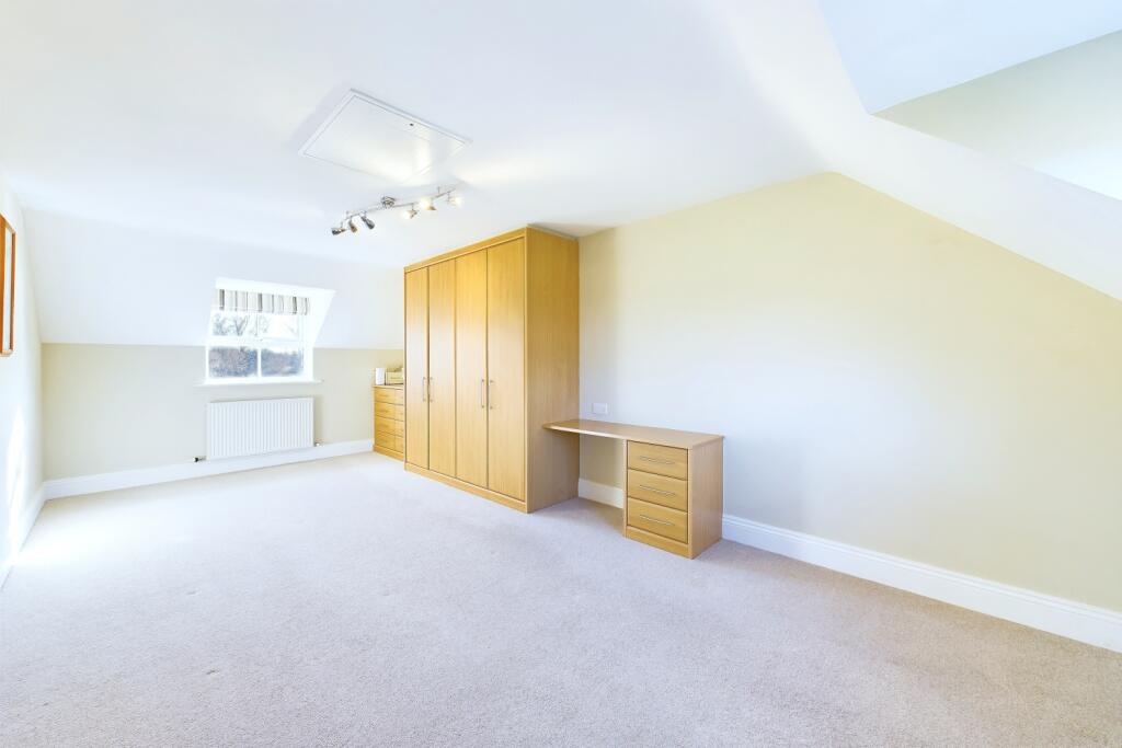 CAM03162G0-PR0214-STILL029