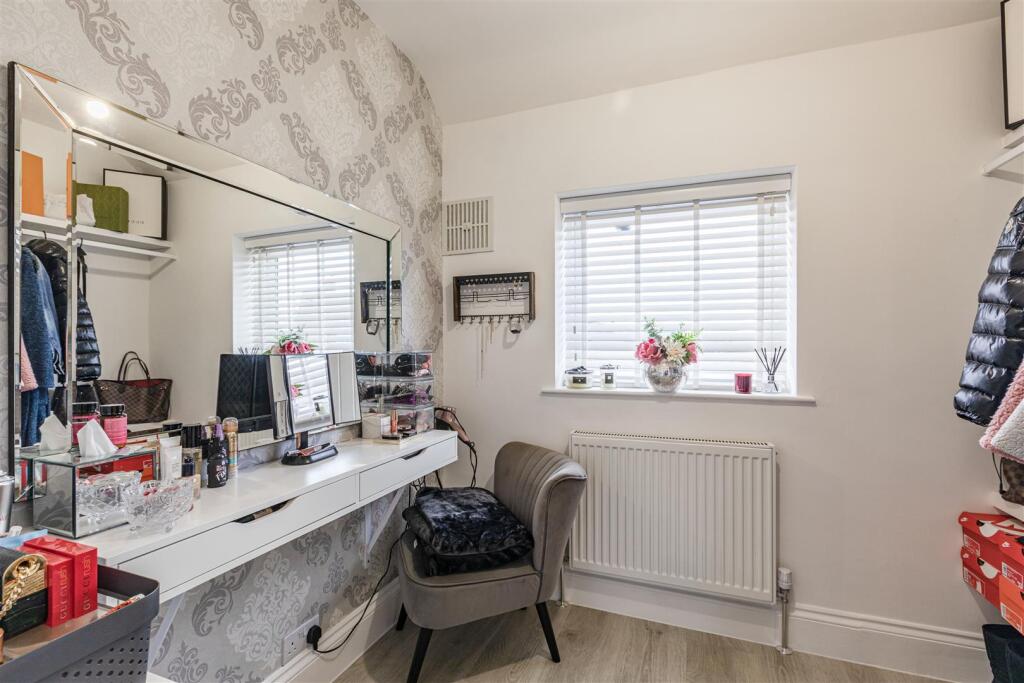 28 Cornwall Avenue, Byfleet, KT14 7EY - 5.jpg