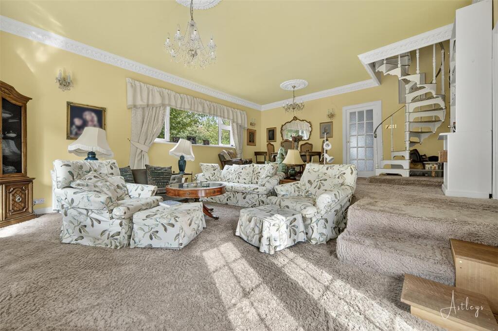 Lounge/Dining Room