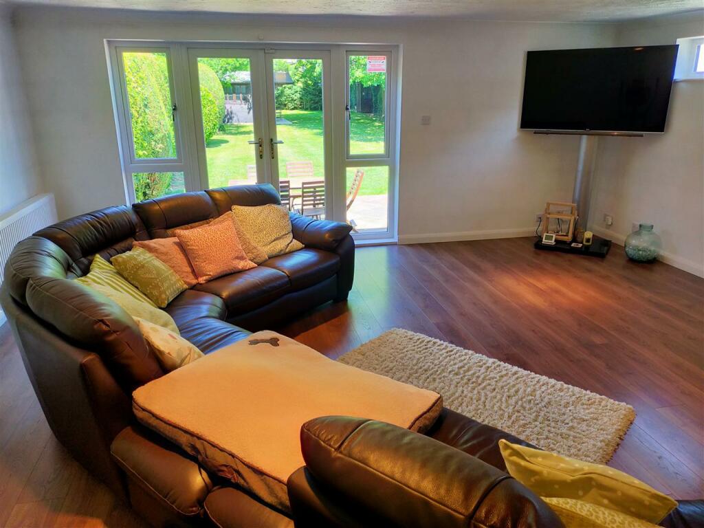 Livingroom 3.jpg
