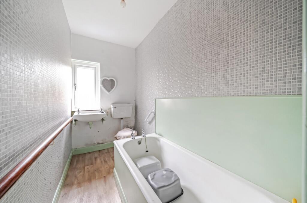 EweMove Harrogate Bathroom