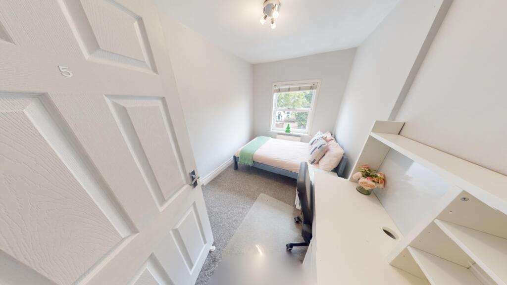 Bright and tidy single bedroom featuring a comf...