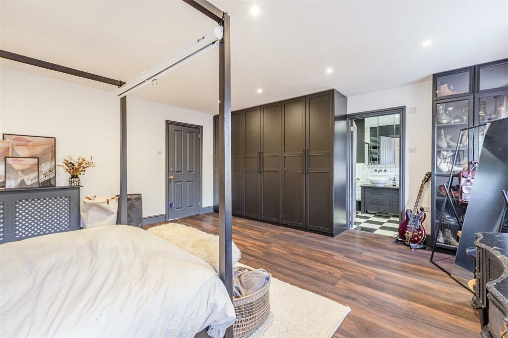 70 Station Road, West Byfleet, KT14 6DR - 26.jpg