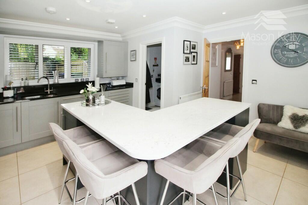 KITCHEN/BREAKFAST RM