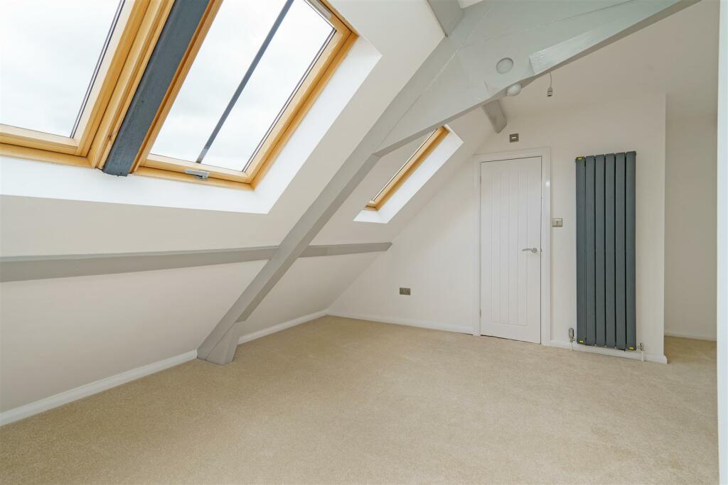 The nave bedroom1..jpg