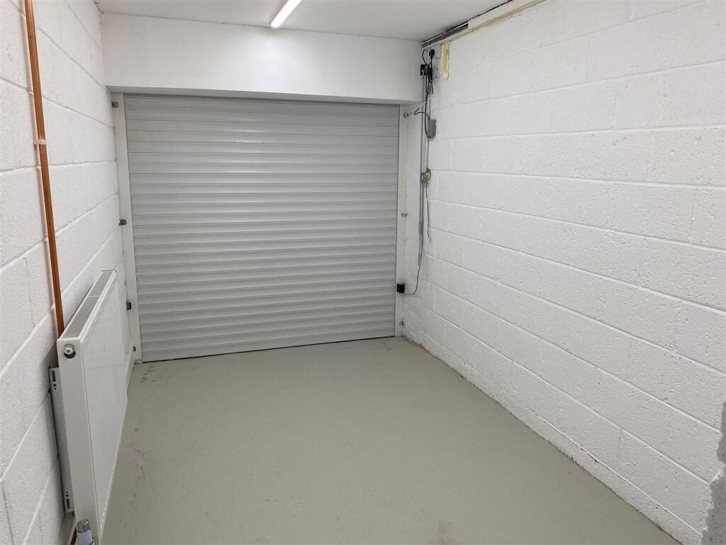 35 Greenacres - garage.jpg
