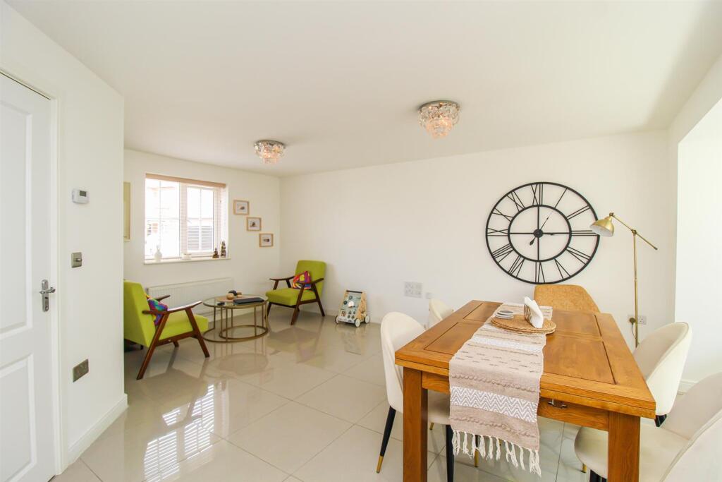DINING/SITTING ROOM