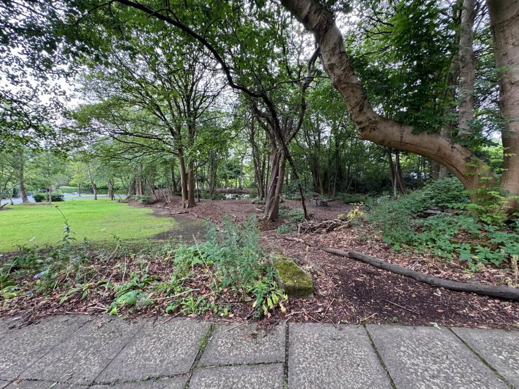 Communal Heaton Grove Pond