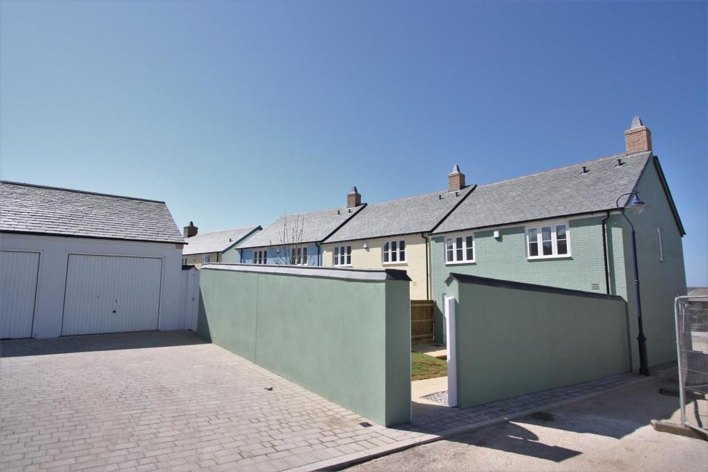 9 Stret Goryan Driveway and Rear