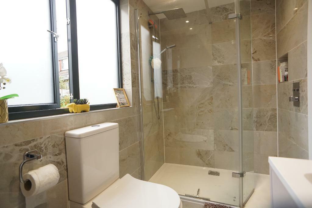 En-suite to Bed 1