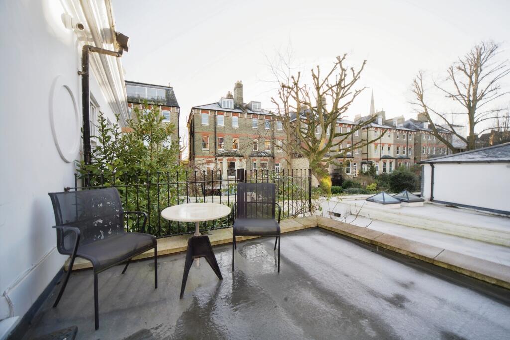 12 Squires Mount, Hampstead, London, NW3 1ED