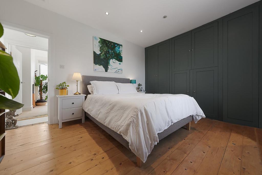 Bedroom One (2).jpg