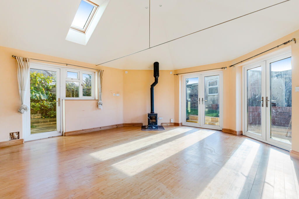 A12 - 4 Greenbanks, slapton - 251028