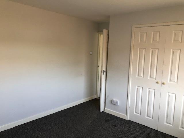 Middle size bedroom.jpg