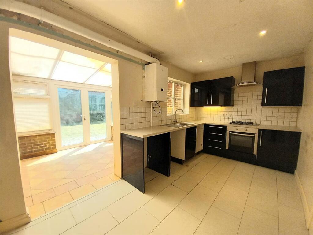 12 Drakes Close Kitchen.jpg