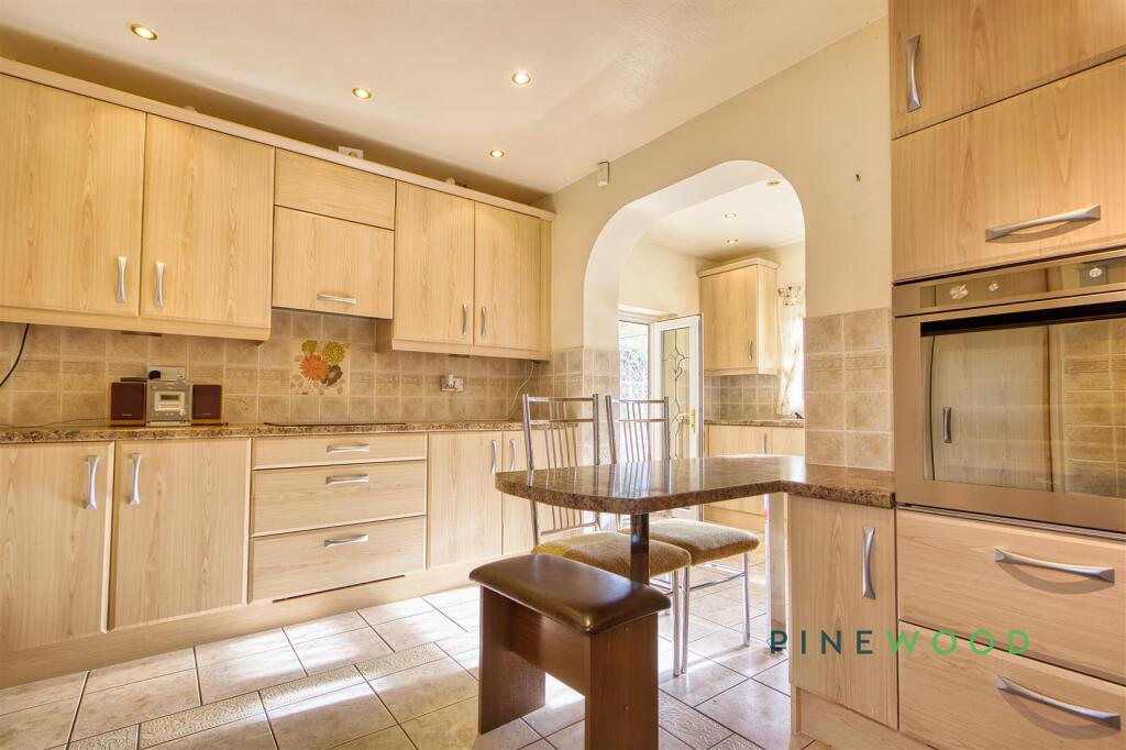 KITCHEN / BREAKFAST ROOM