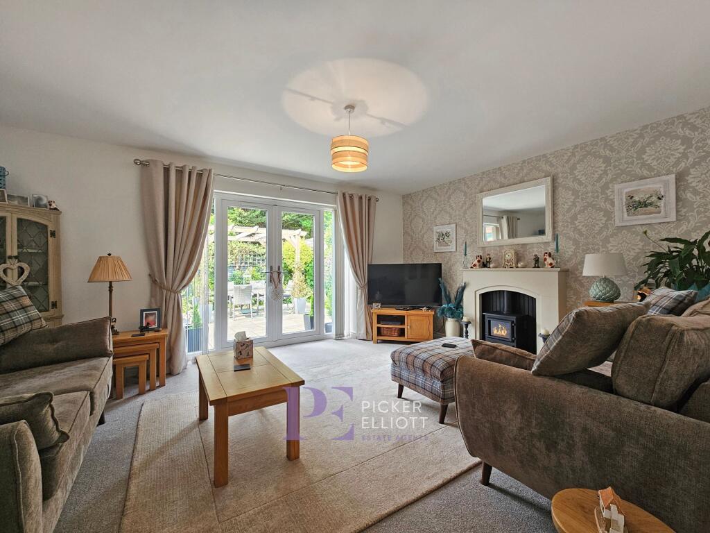 Spacious lounge