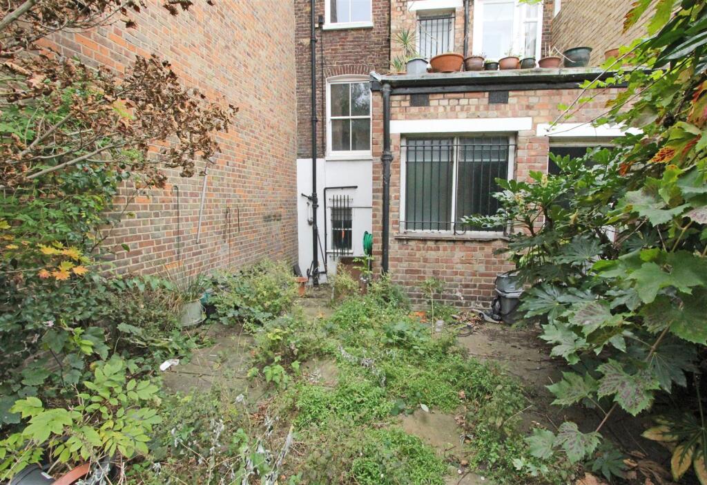 IMG_6699 garden rear close.jpg