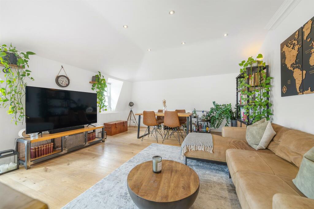6, 49a Clapham High Street-11.jpg