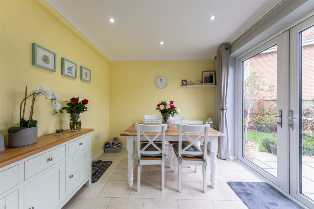 4 Oaktree Close-005.jpg