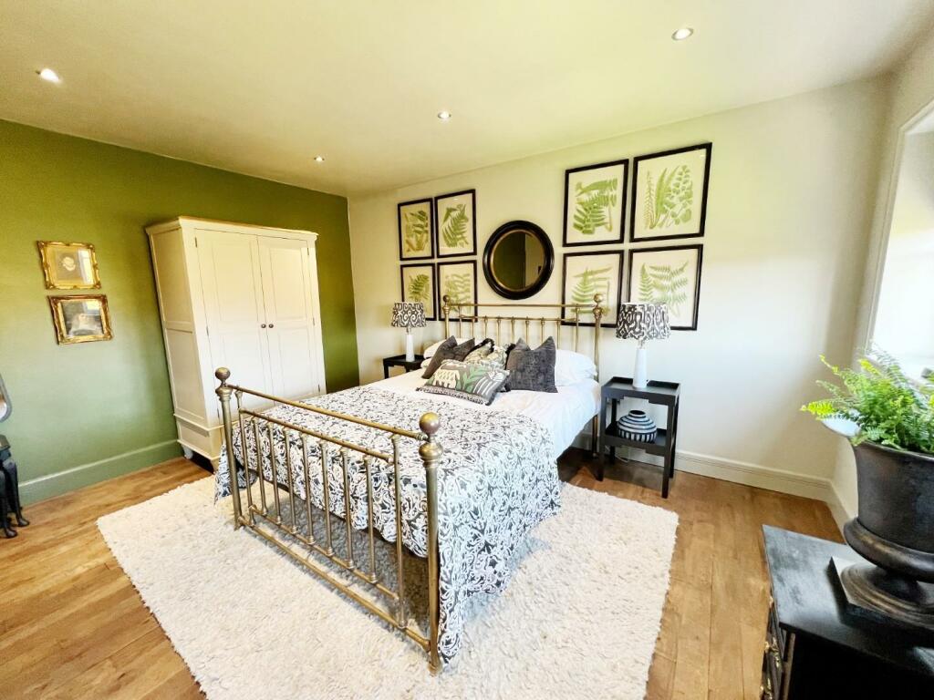 Bedroom 1 pic 4.jpg