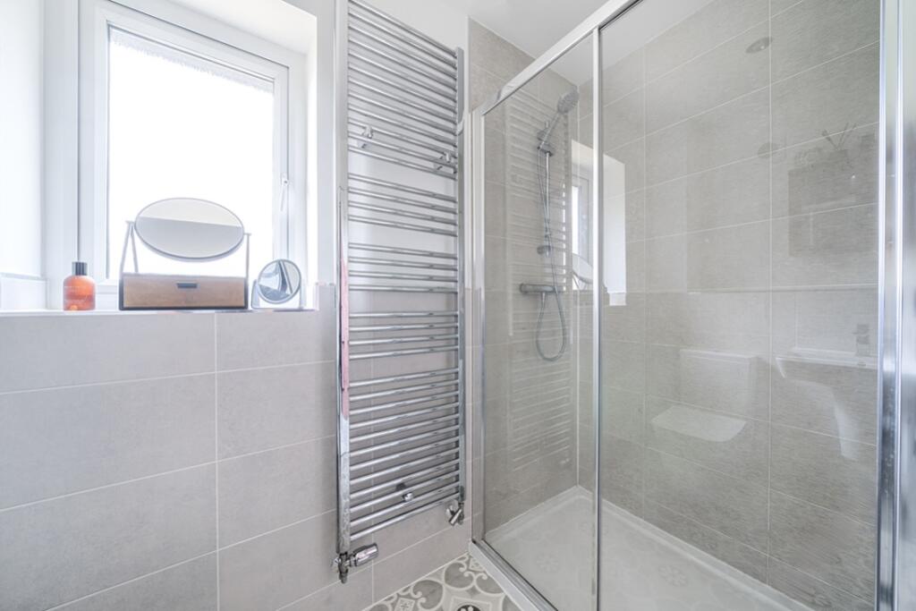 Ensuite to bedroom 1