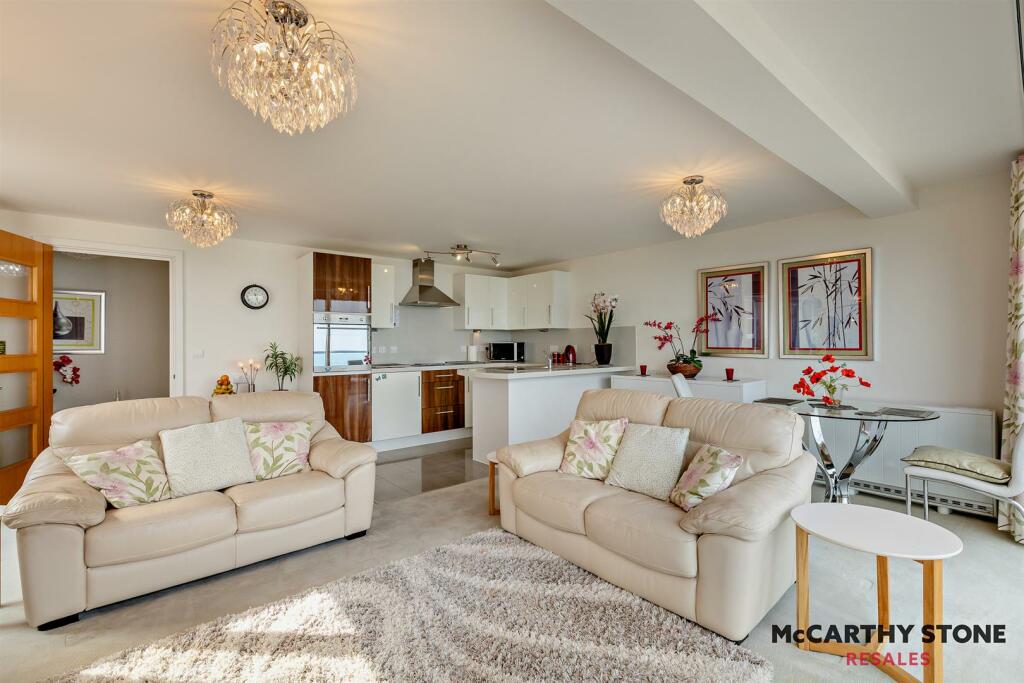 LIVING ROOM/KITCHEN: